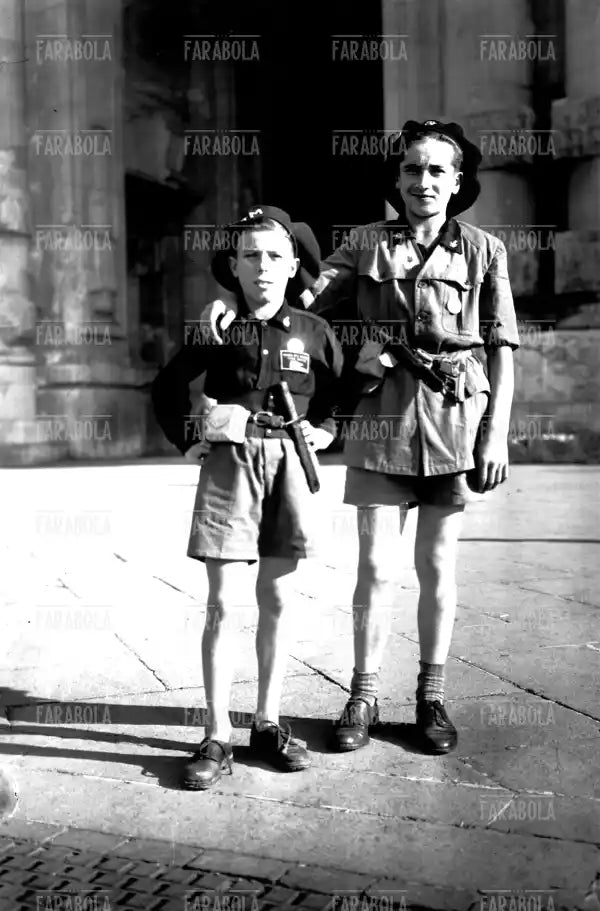 Giovanissimi appartenenti alle Brigate Nere, Milano, 1944 - Farabola Immagine digitale