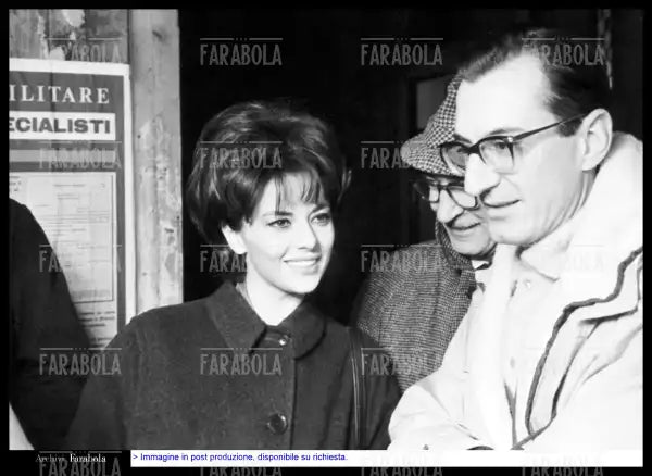 Giovanna Ralli e Carlo Lizzani sul set del film La vita agra, 1963 - Farabola Immagine digitale