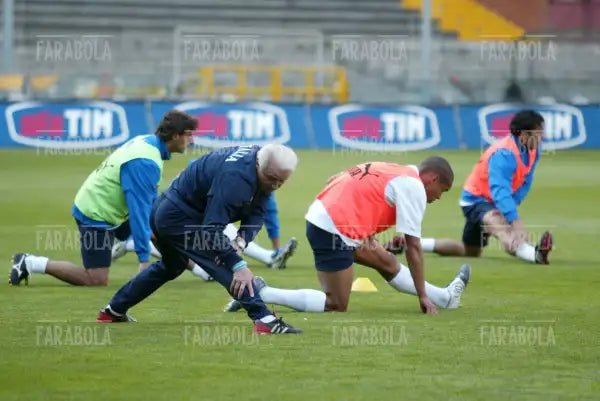 Giovanni Trapattoni durante il riscaldamento, Italia vs Spagna, 2004 - Farabola Immagine digitale