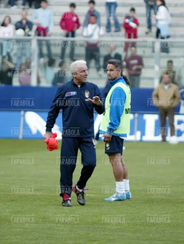 Giovanni Trapattoni e Roberto Baggio durante il riscaldamento, Italia vs Spagna, 2004 - Farabola Immagine digitale