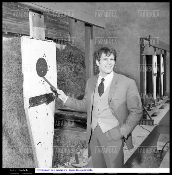 Giuliano Gemma alla Scuola Italiana di Tiro a Segno, Roma, 1967 - Farabola Immagine digitale