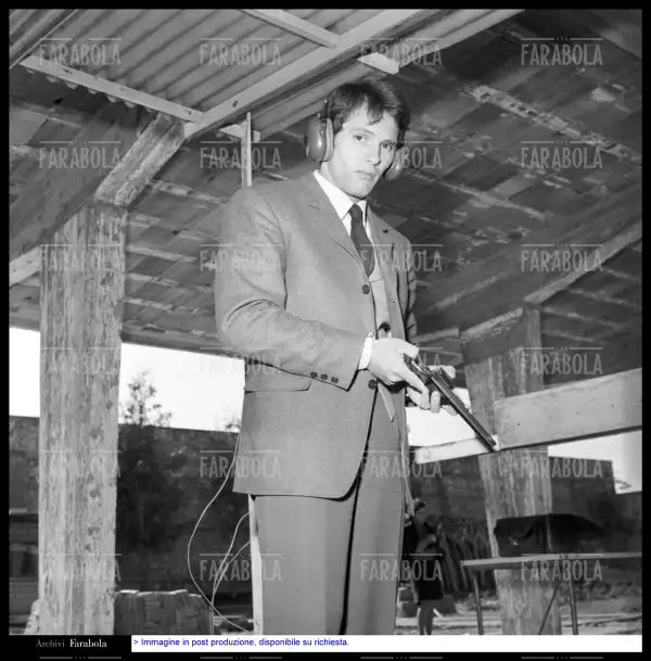 Giuliano Gemma alla Scuola Italiana di Tiro a Segno, Roma, 1967 - Farabola Immagine digitale