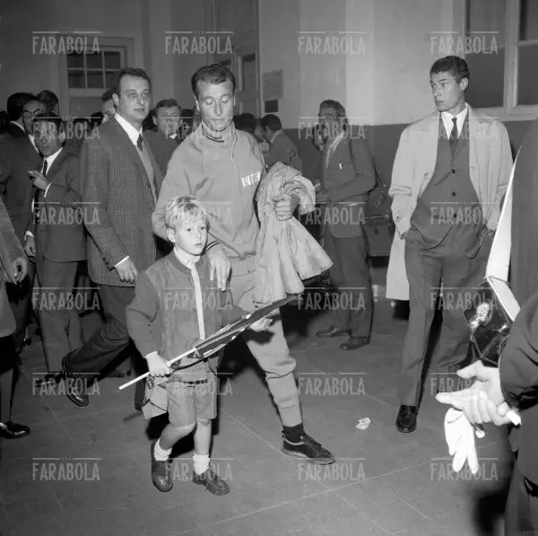 Giuliano Sarti con il figlio esce dallo stadio, Inter vs Milan, 1967 - Farabola Immagine digitale