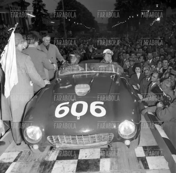 Giuseppe Farina e Luigi Parenti su Ferrari 375 Plus, Mille Miglia, 1954 - Farabola Immagine digitale