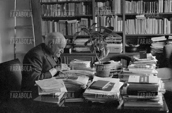 Giuseppe Ungaretti nella sua casa, Roma, 1963 - Farabola Immagine digitale