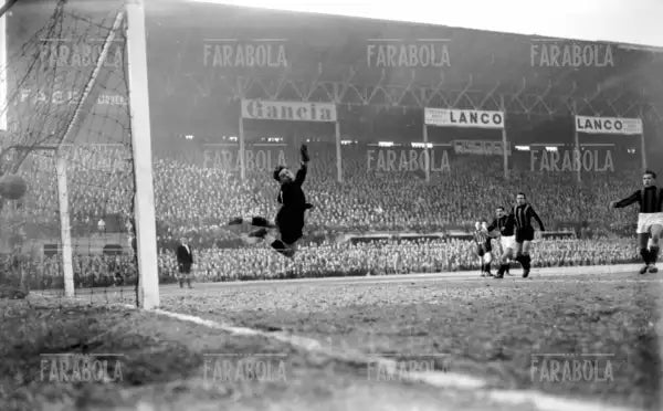 Gol subito da Angelo Franzosi, Inter vs Milan, 1949 - Farabola Immagine digitale
