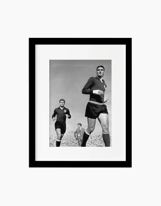 Gratton e Julinho, Fiorentina, 1956 — stampa fine art con cornice nera