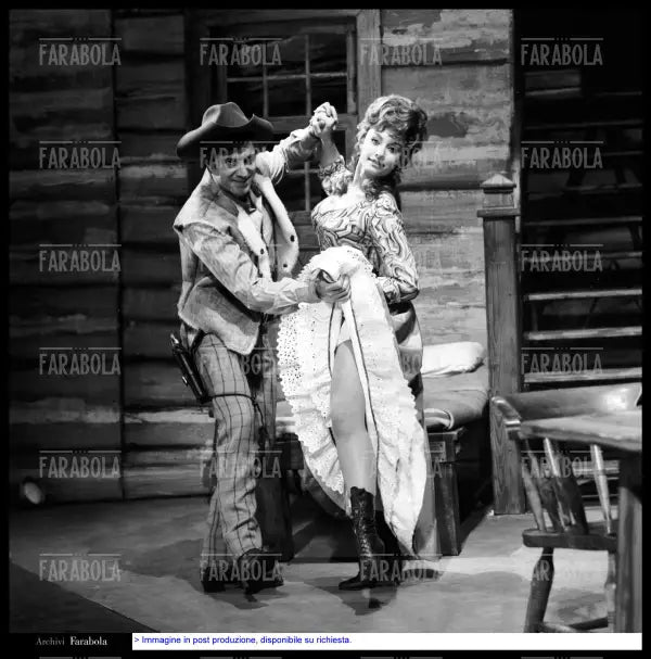 Guido Marchi e Raffaella Carrà sul set del film Del vento tra i rami del sassofrasso, 1966 - Farabola Immagine digitale
