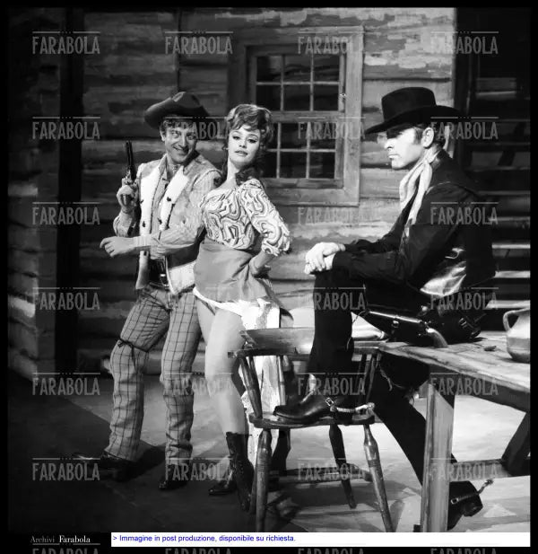 Guido Marchi e Raffaella Carrà sul set del film Del vento tra i rami del sassofrasso, 1966 - Farabola Immagine digitale