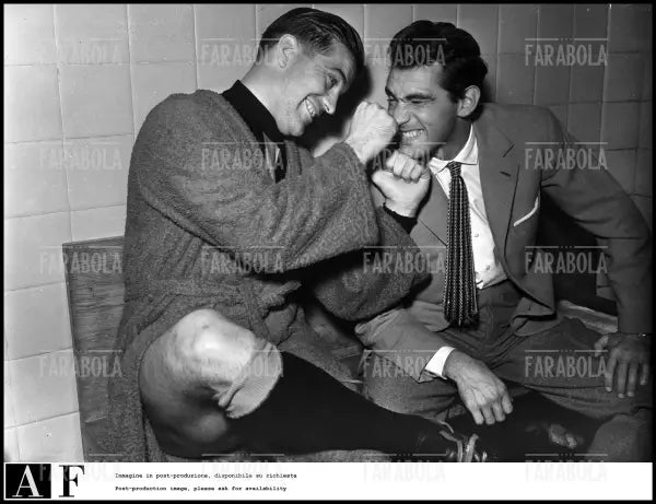 Gunnar Nordhal e Walter Chiari negli spogliatoi di San Siro, Milano, 1951 - Farabola Immagine digitale