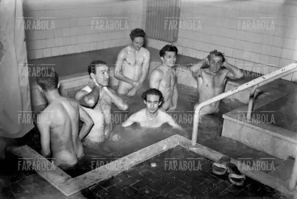 I giocatori dell'Inter nello spogliatoio dopo il derby contro il Milan, 1949 - Farabola Immagine digitale