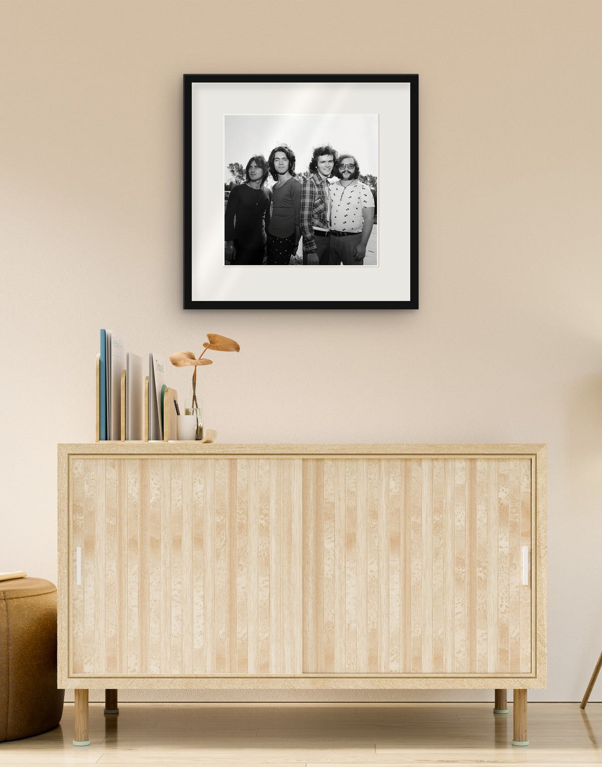 Fine-Art-Druck von „Die Pooh, 1971“ mit schwarzem Rahmen und Passepartout, im Wohnzimmer über einer Anrichte aufgehängt