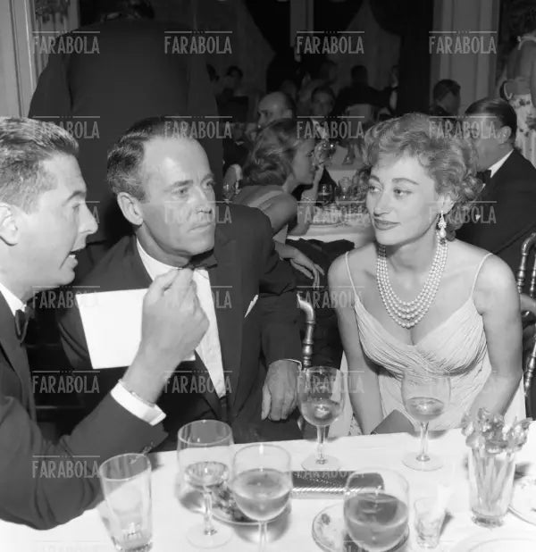 Il conte Rudy Cresip, Henry Fonda con la moglie la baronessa Afdera Franchetti, Parigi, 1957 - Farabola Immagine digitale