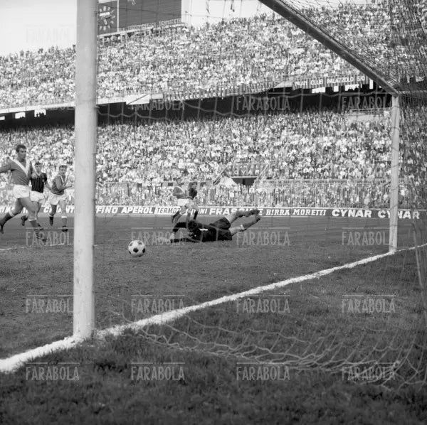 Il gol di Gianni Rivera, Milan vs Brescia, 1968 - Farabola Immagine digitale