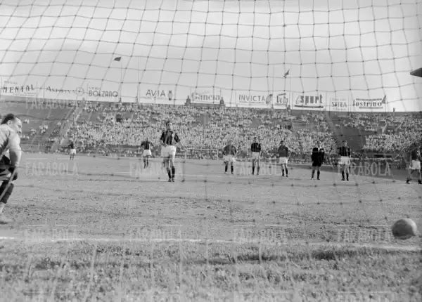Il gol su rigore di Renzo Burini, Milan vs Fiorentina, 1952 - Farabola Immagine digitale