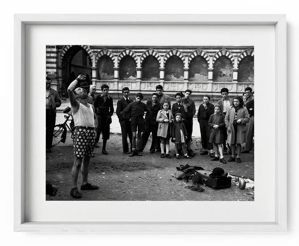 Il mangiatore di spade, Firenze 1946 - Farabola Fotografia