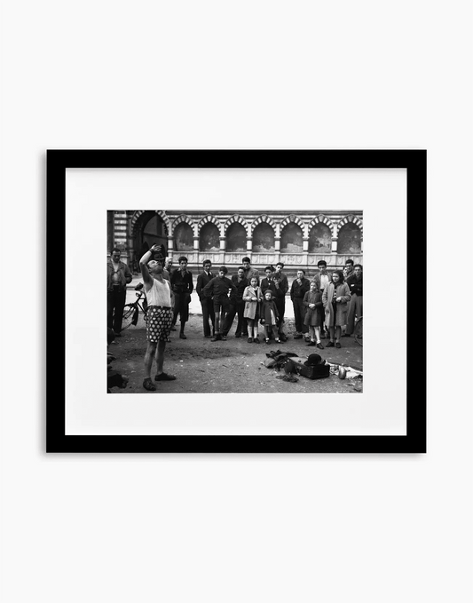 Il mangiatore di spade, Firenze 1946 — stampa fine art con cornice nera