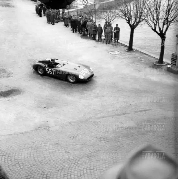Il Marchese Gerino Gerini su Maserati 300S Scaglietti, Mille Miglia, 1956 - Farabola Immagine digitale