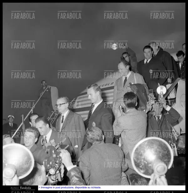 Il Milan arriva a Linate con la Coppa dei Campioni, Milano, 1963 - Farabola Immagine digitale