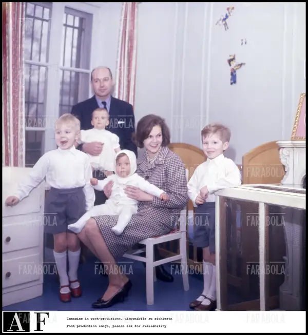 Il principe Alessandro Karadordevic di Jugoslavia e Maria Pia di Savoia con i figli, 1964 - Farabola Immagine digitale