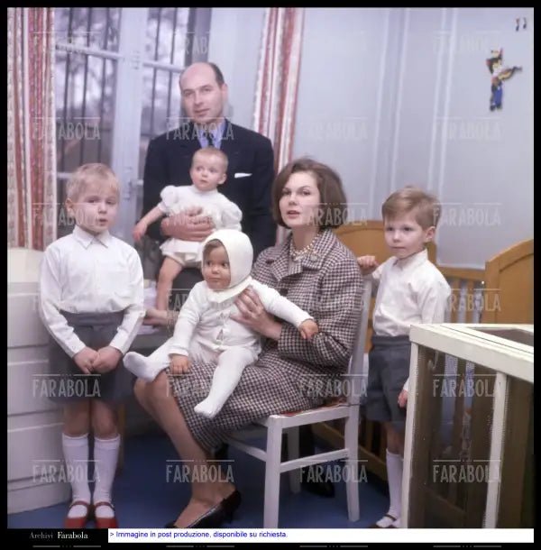 Il principe Alessandro Karadordevic di Jugoslavia e Maria Pia di Savoia con i figli, 1964 - Farabola Immagine digitale