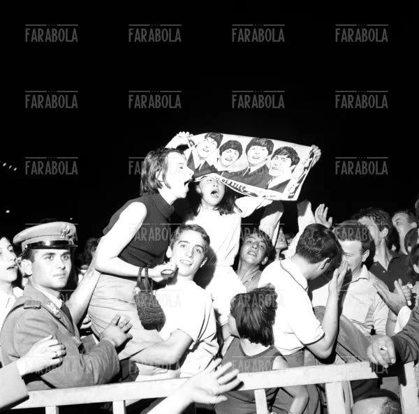 Il pubblico, Concerto dei Beatles, Velodromo Vigorelli, Milano, 1965 - Farabola Immagine digitale