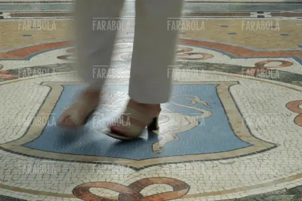Il Toro restaurato in Galleria Vittorio Emanuele II, Milano, 2003 - Farabola Immagine digitale
