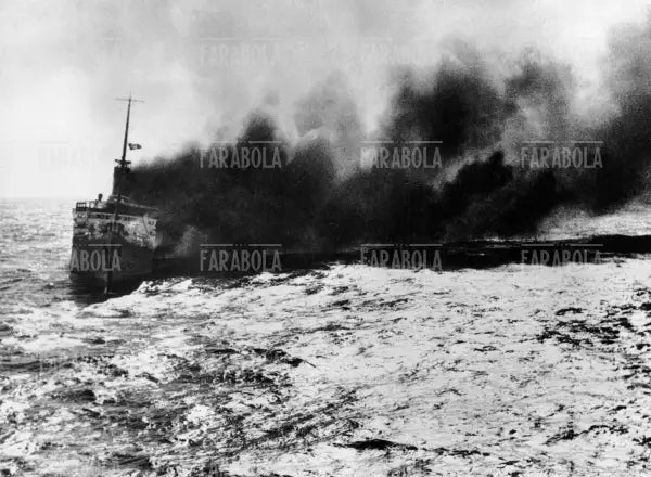 Il transatlantico tedesco Watussi in fiamme dopo un attacco, Cape Point, 1939 - Farabola Immagine digitale