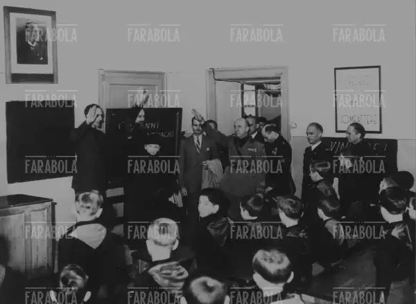 Inaugurazione di una scuola in via della Spiga, Milano, 1940 - Farabola Immagine digitale