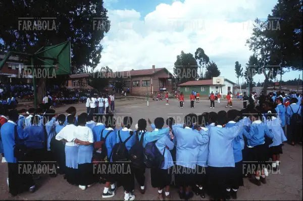 Incontro di pallavolo in una scuola di Addis Abeba, Etiopia, anni 90 - Farabola Immagine digitale