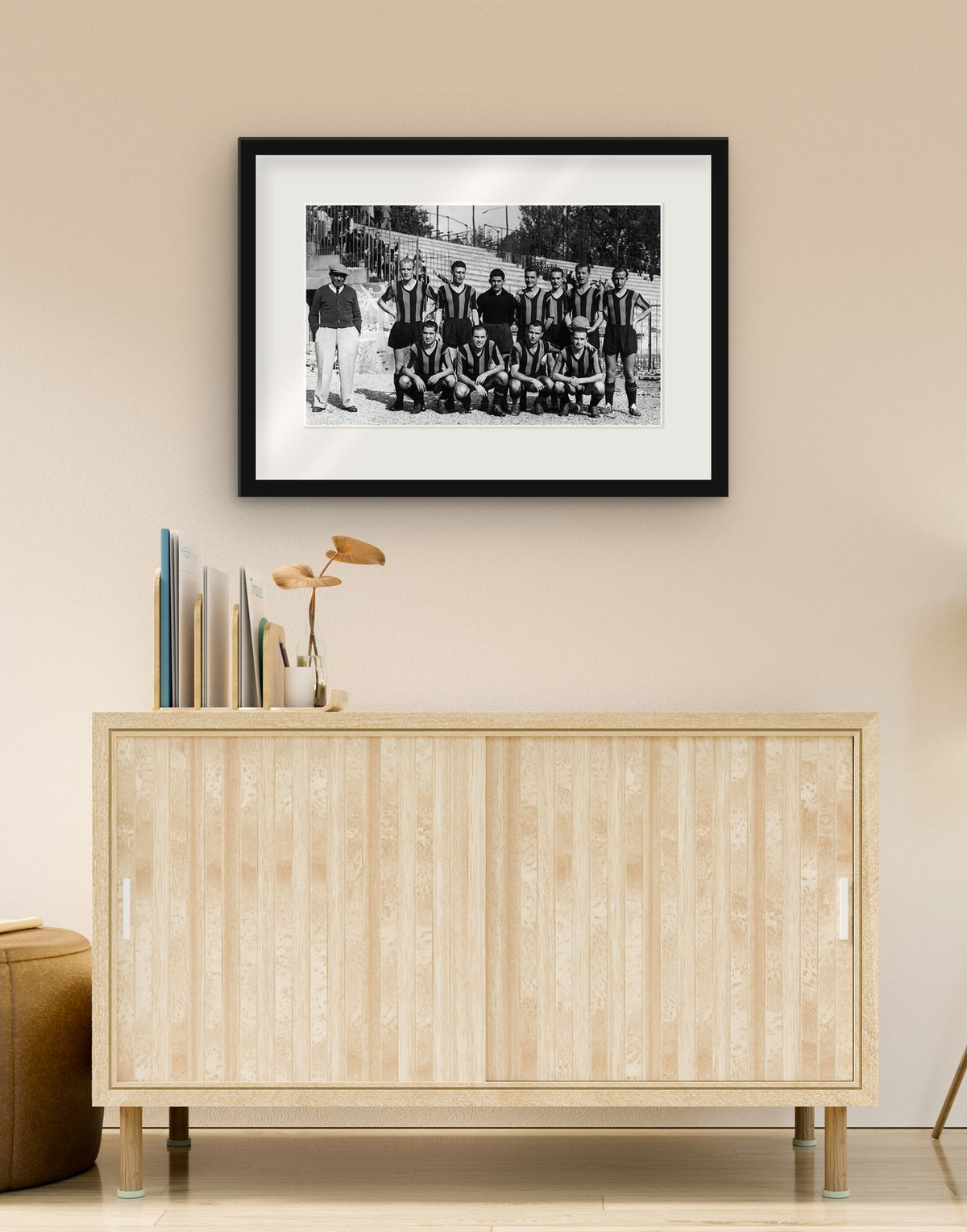 Fine-Art-Druck von „Inter Mailand, Mannschaftsfoto, 1945“ mit schwarzem Rahmen und Passepartout, im Wohnzimmer über einer Anrichte aufgehängt