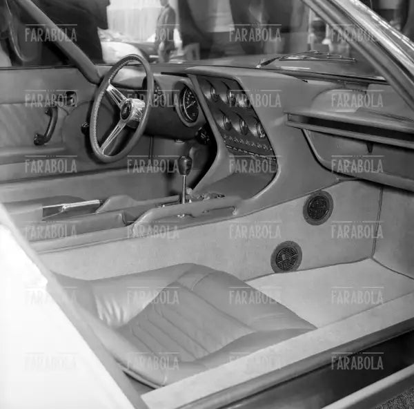 Interno di una Lamborghini Miura, Salone dell'Auto di Ginevra, 1966 - Farabola Immagine digitale