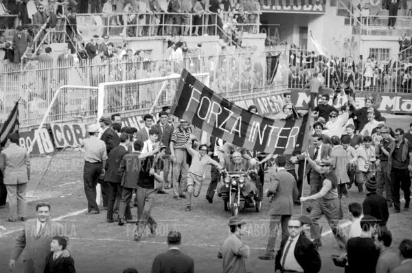 Invasione di campo dei tifosi per la vittoria dello scudetto, Inter vs Lazio, 1966 - Farabola Immagine digitale