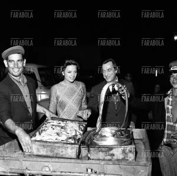 Ira von Furstenberg e Paolo Marinotti al mercato del pesce, Lisbona, 1968 - Farabola Immagine digitale