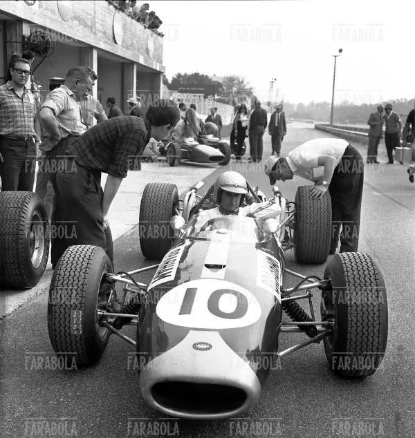 Jack Brabham su Brabham - Repco, Gp di Monza, 1966 - Farabola Immagine digitale