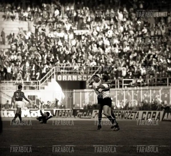Jair e Sandro Mazzola esultano dopo il gol, Inter vs Fiorentina, 1965 - Farabola Immagine digitale