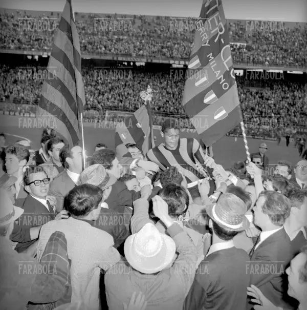 Jair portato in trionfo dai tifosi dopo la vittoria dello scudetto, Inter vs Modena, 1963