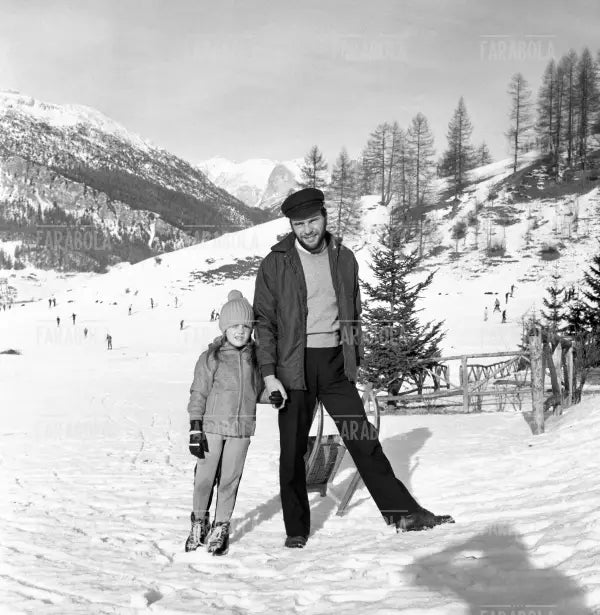 Jean - Louis Trintignant con la figlia Marie, Cortina d'Ampezzo, 1968 - Farabola Immagine digitale