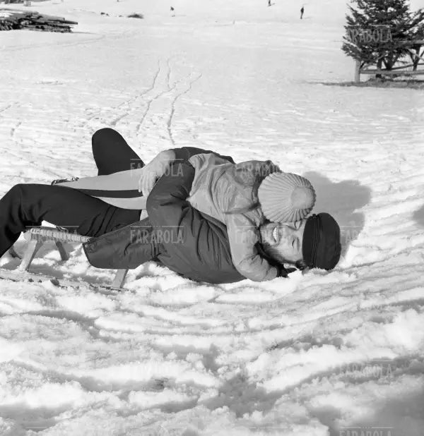 Jean - Louis Trintignant con la figlia Marie, Cortina d'Ampezzo, 1968 - Farabola Immagine digitale