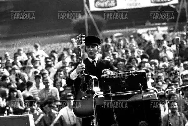 John Lennon, Concerto dei Beatles, Velodromo Vigorelli, Milano, 1965 - Farabola Immagine digitale