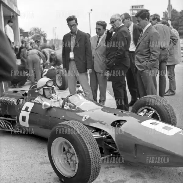 John Surtees, Mauro Forghieri ed Enzo Ferrari, Gp di Monza, 1965 - Farabola Immagine digitale