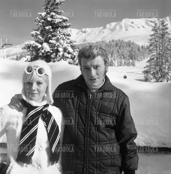 Johnny Hallyday e la moglie Sylvie Vartan, Megève, 1966 - Farabola Immagine digitale