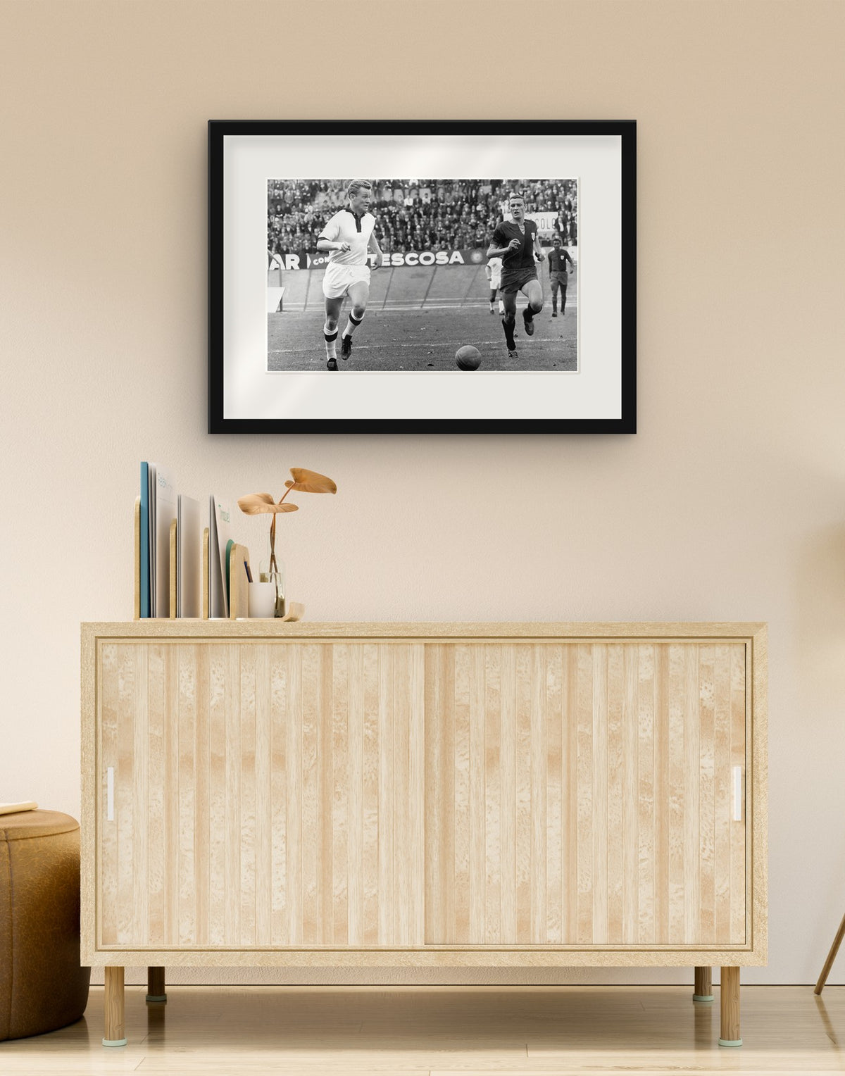 Fine-Art-Druck von „Jonsson und Riva, Mantua-Cagliari 1964“ mit schwarzem Rahmen und Passepartout, im Wohnzimmer über einer Anrichte aufgehängt