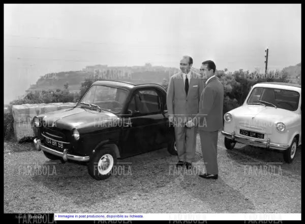 Juan Manuel Fangio e Jean Behra con una ACMA Vespa 400, Monte Carlo, 1957 - Farabola Immagine digitale