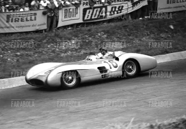 Juan Manuel Fangio su Mercedes, 1954 - Farabola Immagine digitale