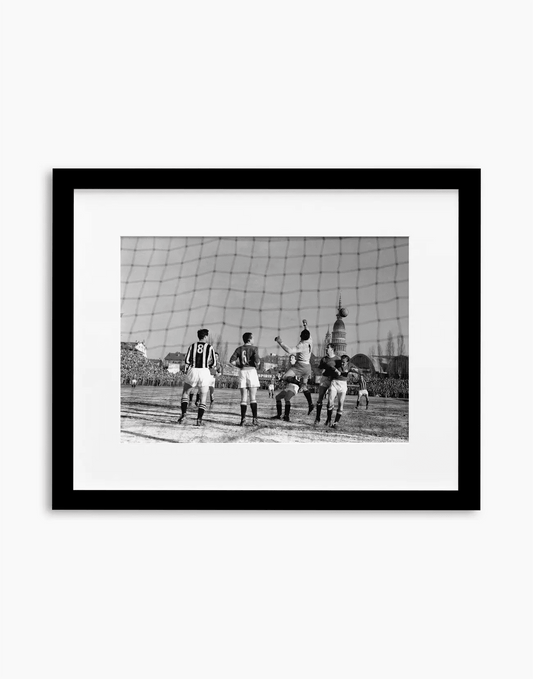 Juventus-Novara, 1952 — stampa fine art con cornice nera