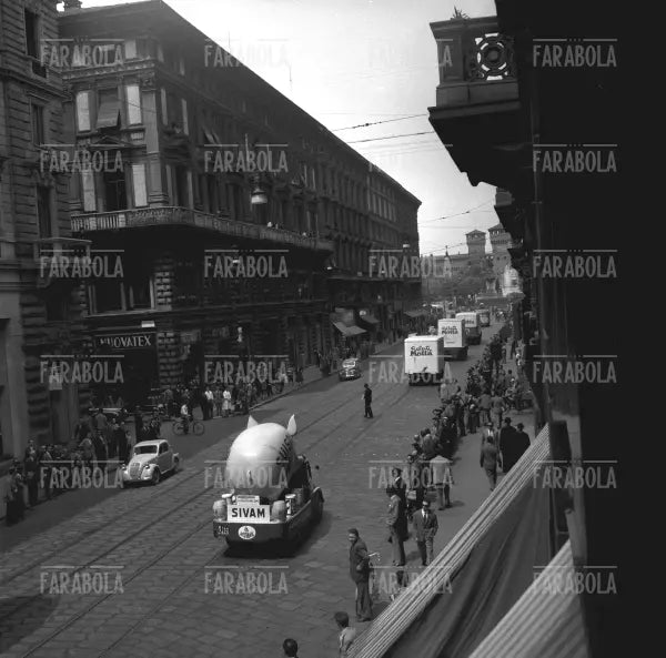 La carovana pubblicitaria, Giro d'Italia, 1955 - Farabola Immagine digitale