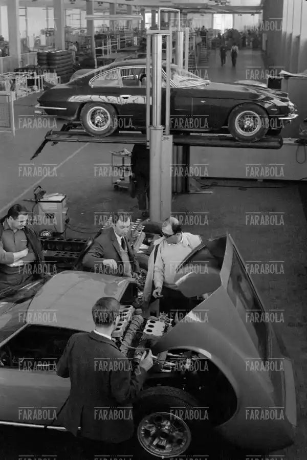 La fabbrica della Lamborghini, Sant'Agata Bolognese, 1966 - Farabola Immagine digitale