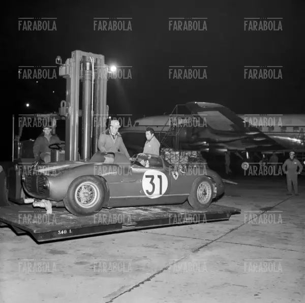 La Ferrari 250 P arriva a Linate dopo la 12 Ore di Sebring, Milano, 1963 - Farabola Immagine digitale