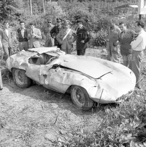 La Ferrari 750 Sport distrutta dopo l'incidente che ha ucciso Alberto Ascari, 1955